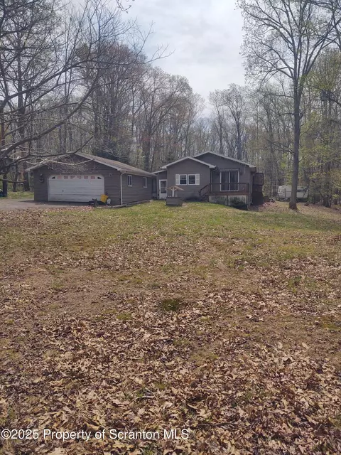 107 White Oak Dr, Hunlock Creek, PA 18621