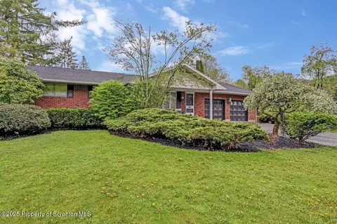 207 Beechwood Dr, Roaring Brook Twp, PA 18444