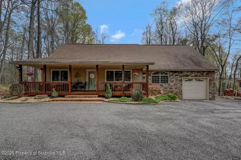 37 S Lehigh River Dr, Clifton Twp, PA 18424