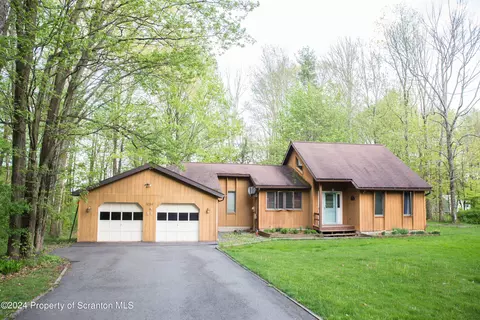 1054 Woodlyn Ln, Honesdale, PA 18431