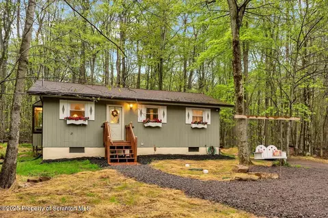 13 S Lehigh River Dr, Clifton Twp, PA 18424