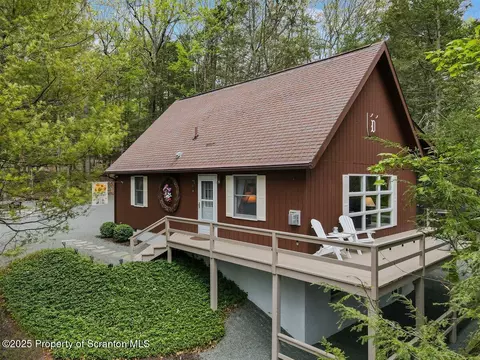 32 White Oak Dr, Lakeville, PA 18438
