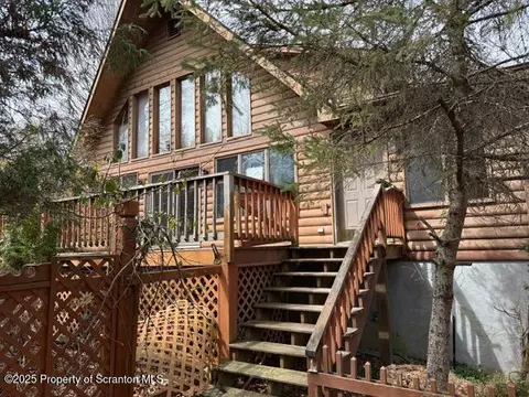 166 Tanglewod Dr, Greentown, PA 18426