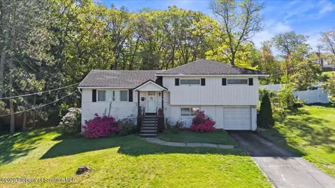 4 Pen Y Bryn Dr, Scranton, PA 18505