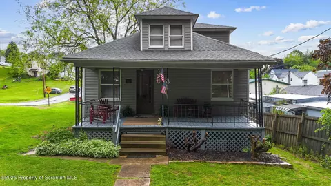 710 Woodlawn St, Throop, PA 18512