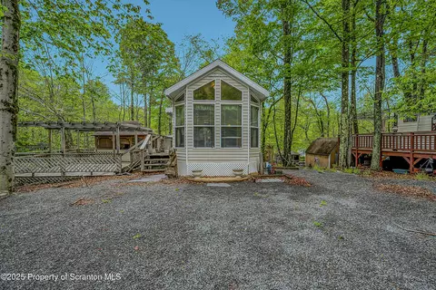 360 Broncbuster Trl, Covington Twp, PA 18424
