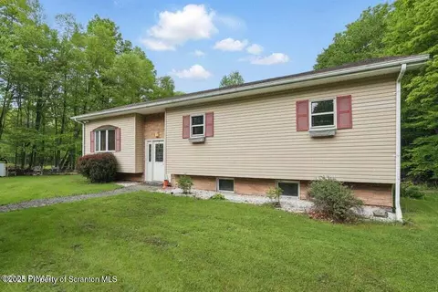 696 Elk Lake Dr, Waymart, PA 18472