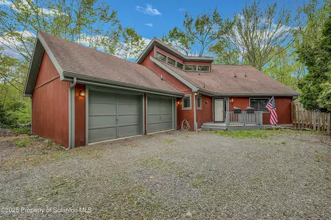 582 Lakeview Dr, Lake Ariel, PA 18436