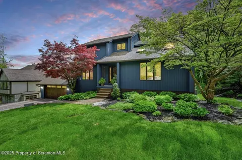 993 Oakmont Rd, Clarks Summit, PA 18411