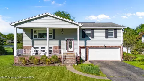 2 Driftwood Dr, South Abington, PA 18411
