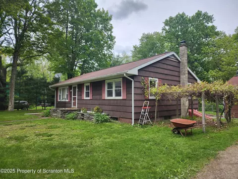49 2nd St, Gouldsboro, PA 18424