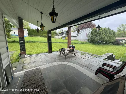 600 Shady Lane Rd, South Abington, PA 18411