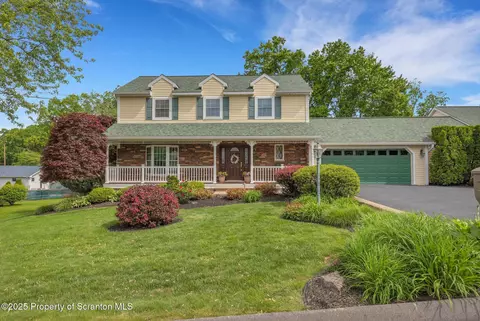 1 Walnutwood Dr, Laflin, PA 18702