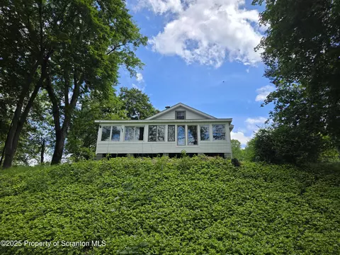 10 Maple Grove Ln, Tunkhannock, PA 18657