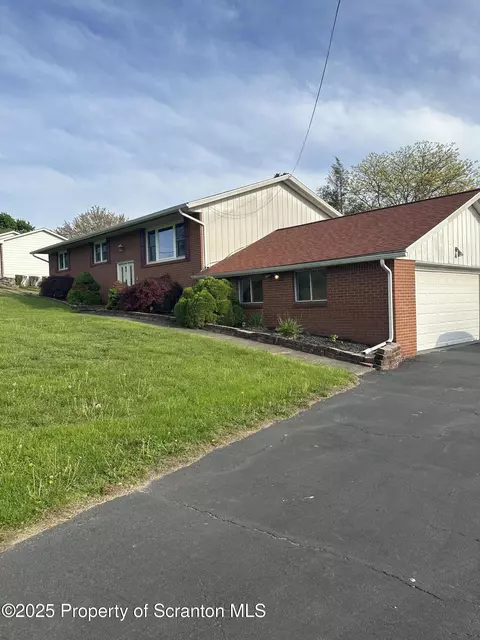 11 Windsor Dr, Dallas, PA 18612