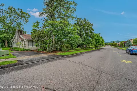 512 Thomas Dr, Dunmore, PA 18512 photo 3