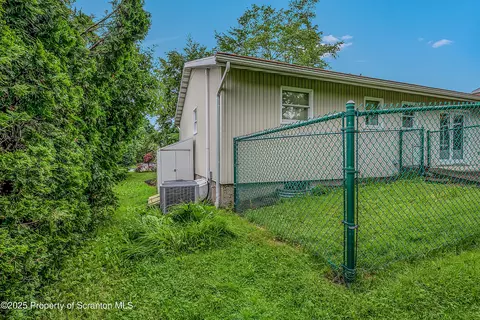 512 Thomas Dr, Dunmore, PA 18512 photo 8