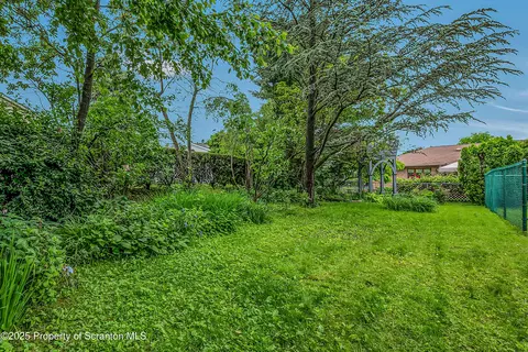 512 Thomas Dr, Dunmore, PA 18512 photo 10