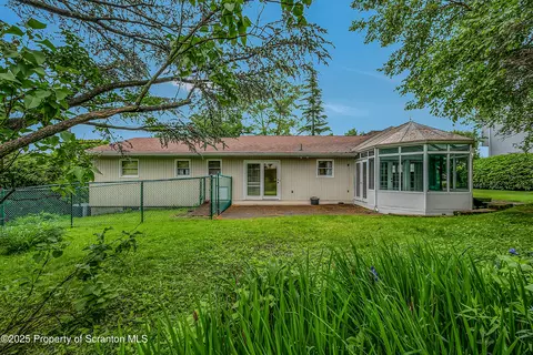 512 Thomas Dr, Dunmore, PA 18512 photo 4