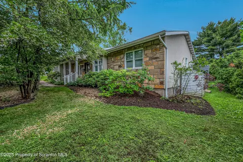 512 Thomas Dr, Dunmore, PA 18512