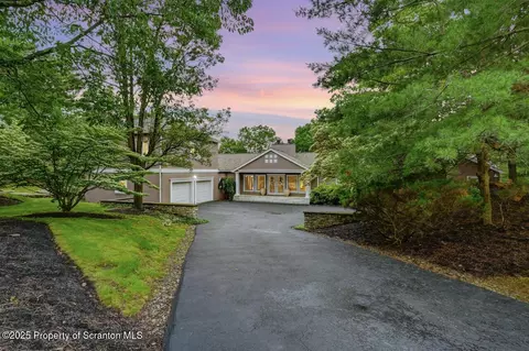 119 Glenmaura Dr, Moosic, PA 18507