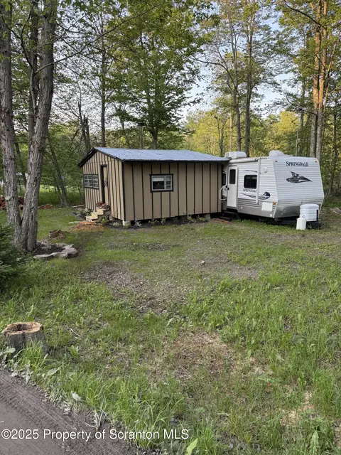 10 Lazy Squaw Trl, Gouldsboro, PA 18424
