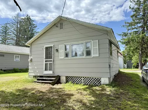 15 Lizzys Ln # C, Waymart, PA 18472