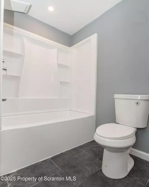 Bath - 98 Rose Ln, Old Forge, PA 18518 photo 5 of 6