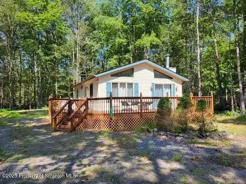 52 S Lehigh River Dr, Gouldsboro, PA 18424