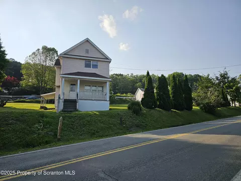 13 9th St, Blakely, PA 18447