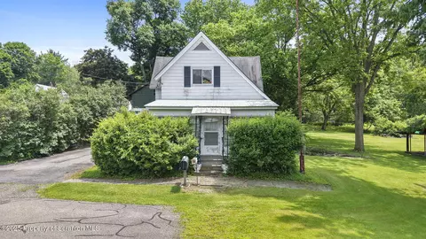 27 New St, New Milford, PA 18834
