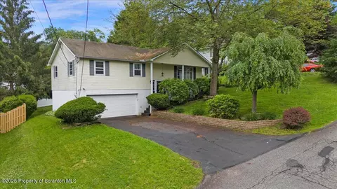 206 Florence Dr, Clarks Summit, PA 18411