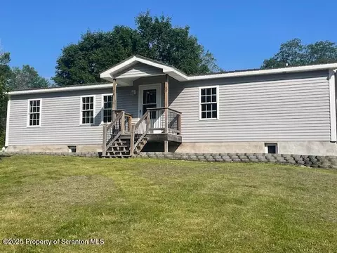 26 Blakely St, Jermyn, PA 18433