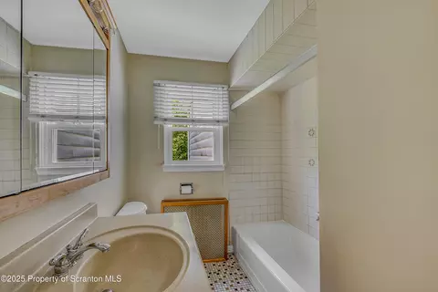 932 12 E Drinker St, Dunmore, PA 18512 photo 15
