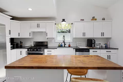 172 Casper St, Old Forge, PA 18518 photo 4