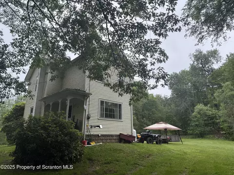 213 Homestead Dr, Roaring Brook Twp, PA 18444
