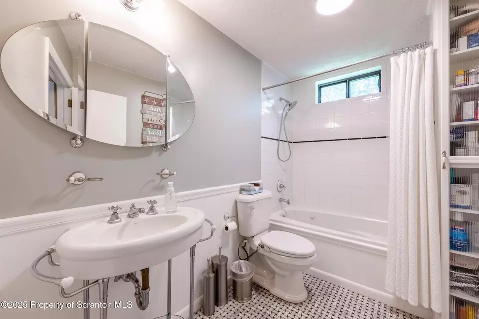 Bath - 257 Somerset Dr, East Stroudsburg, PA 18301 photo 3 of 3