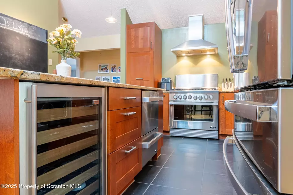 Kitchen - 257 Somerset Dr, East Stroudsburg, PA 18301 photo 4 of 5