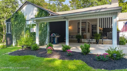 805 E Mountain Rd, Scranton, PA 18505