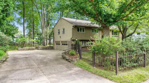 2641 Lynnhurst Dr, Vestal, NY 13850