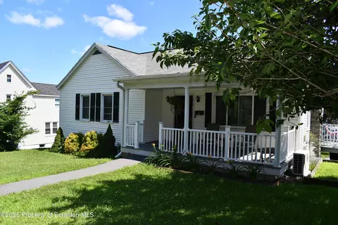415 Sanderson St, Throop, PA 18512
