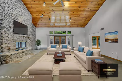 176 W Mountain Rd, Blakely, PA 18447