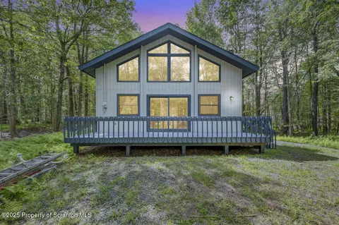 127 Livingston Ln, Gouldsboro, PA 18424