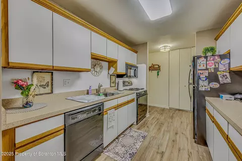 Kitchen - 1504 Summit Pt, Scranton, PA 18508 photo 3 of 4