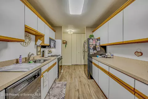 Kitchen - 1504 Summit Pt, Scranton, PA 18508 photo 2 of 4