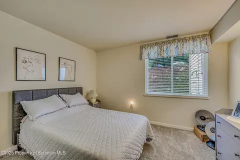 Bedroom - 1504 Summit Pt, Scranton, PA 18508 photo 4 of 5