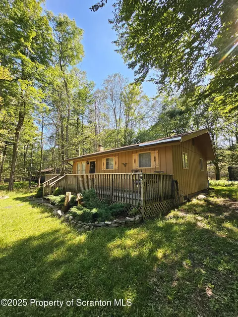 55 Lyman Ln, Gouldsboro, PA 18424