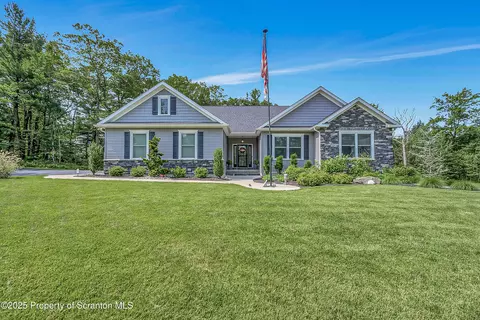 10 White Oak Way, Jefferson Twp, PA 18436