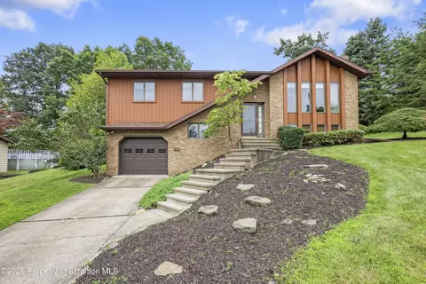 7 Sharon Dr, Moosic, PA 18507