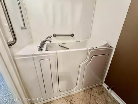 Bath - 1107 Summit Pt, Scranton, PA 18508 photo 6 of 6